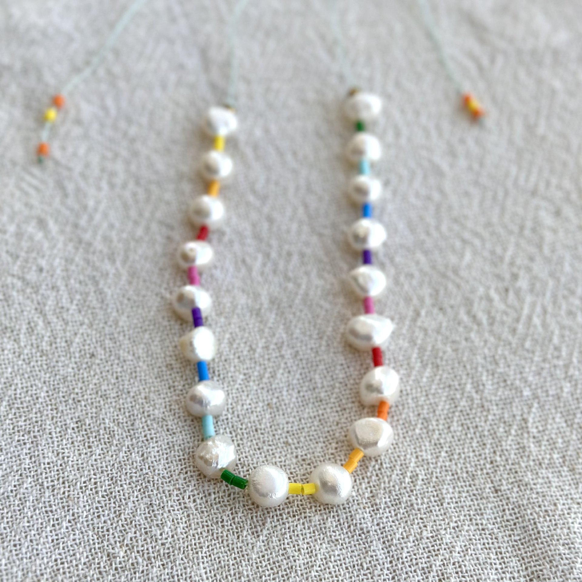 colar pérolas rainbow