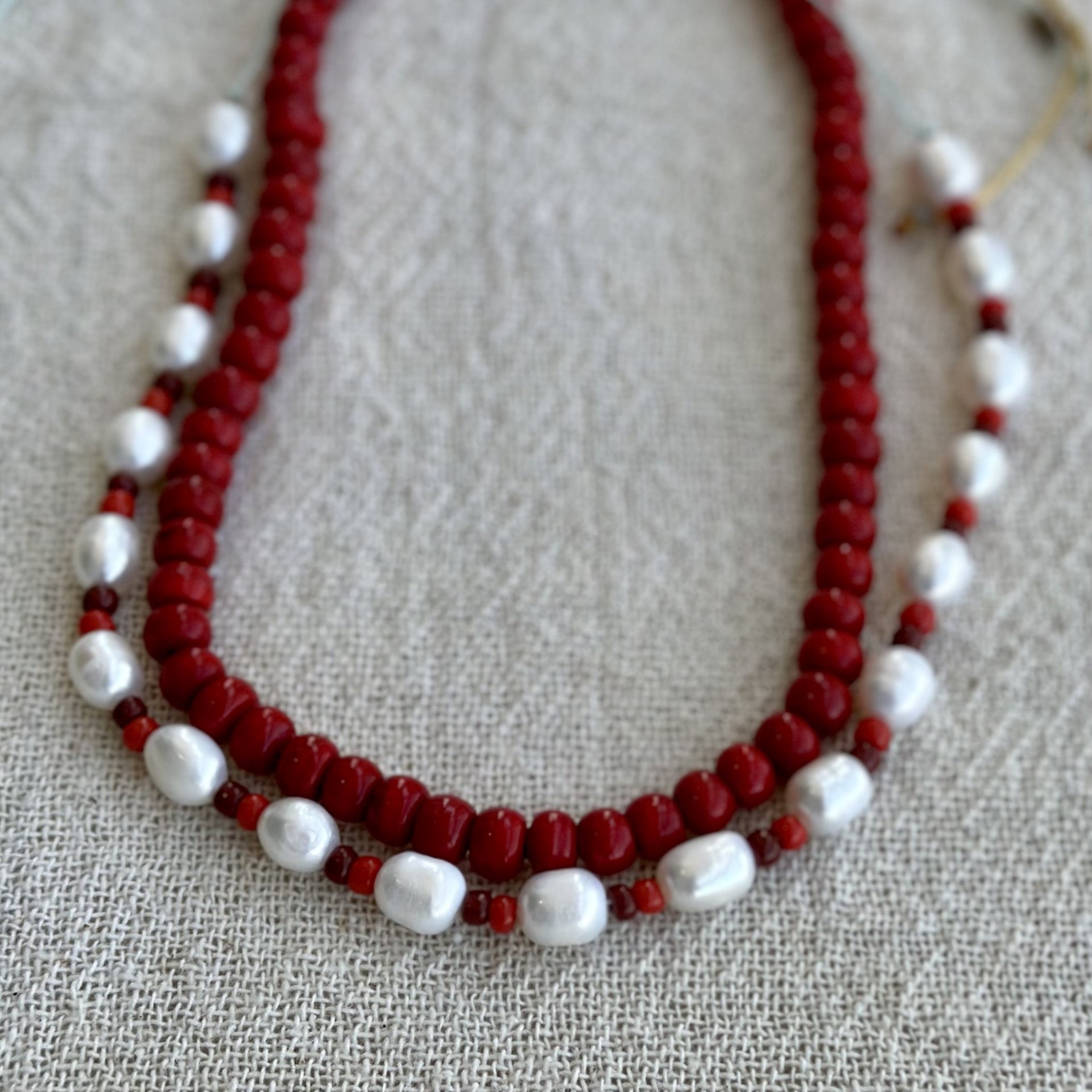 colar pérolas terrosos