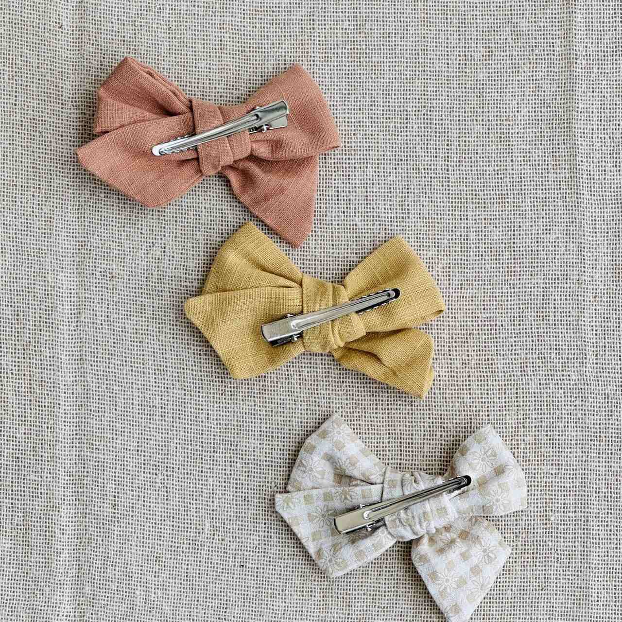 set laços beatriz pêssego, mostarda e vichy bege e branco