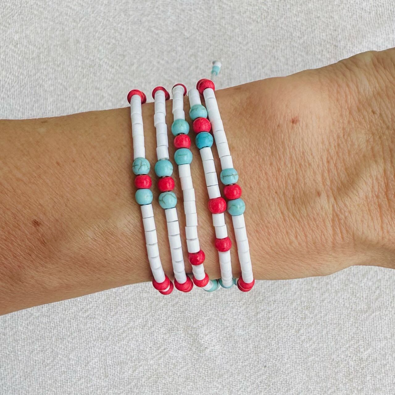 pulseira beads vermelho e branco