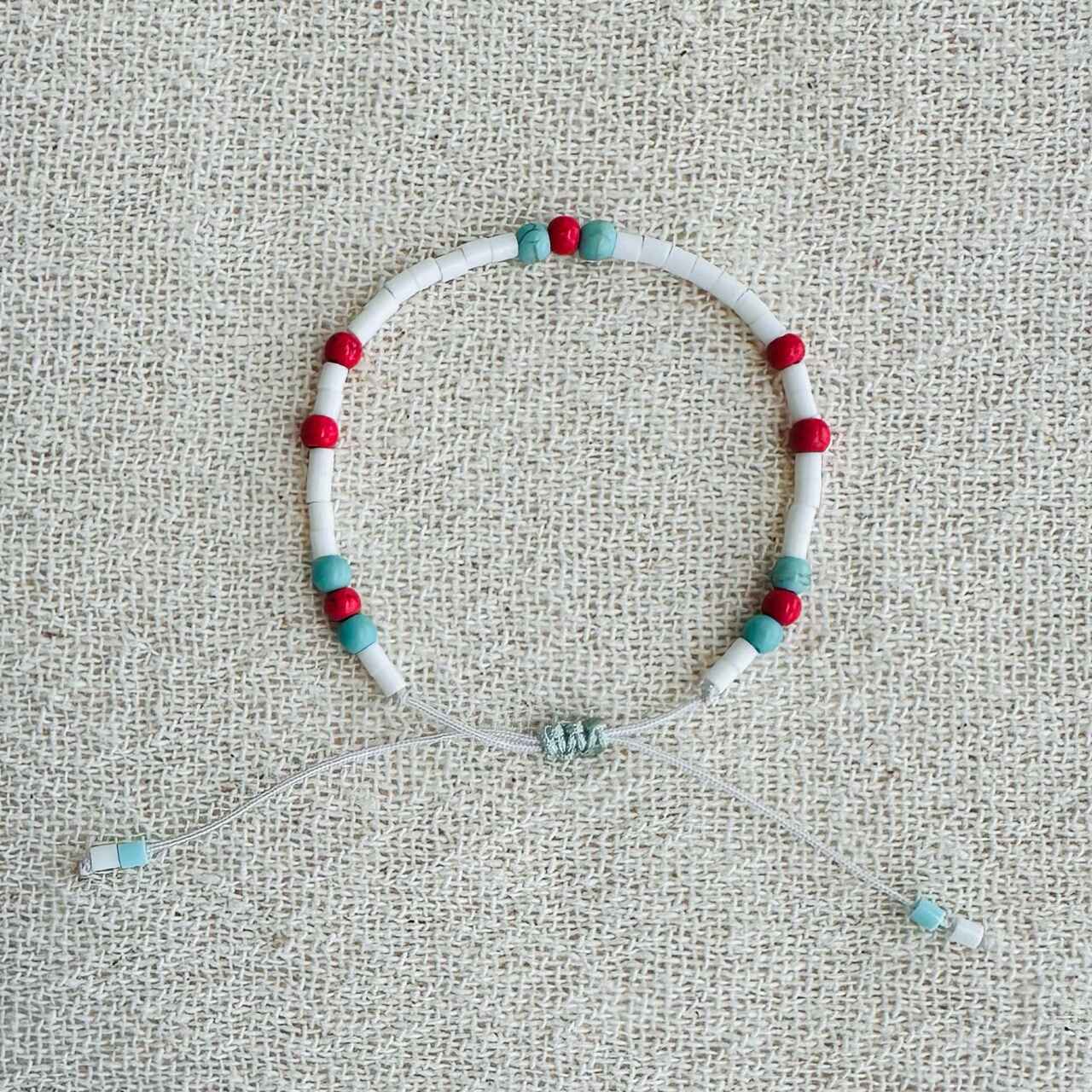 pulseira beads vermelho e branco
