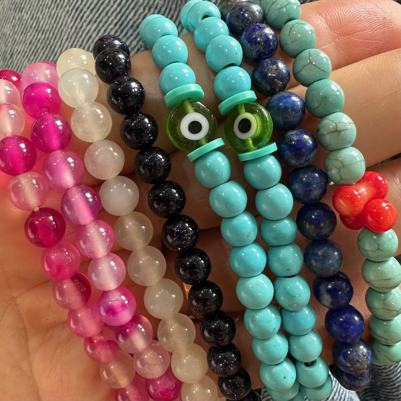 pulseira beads vermelho e branco