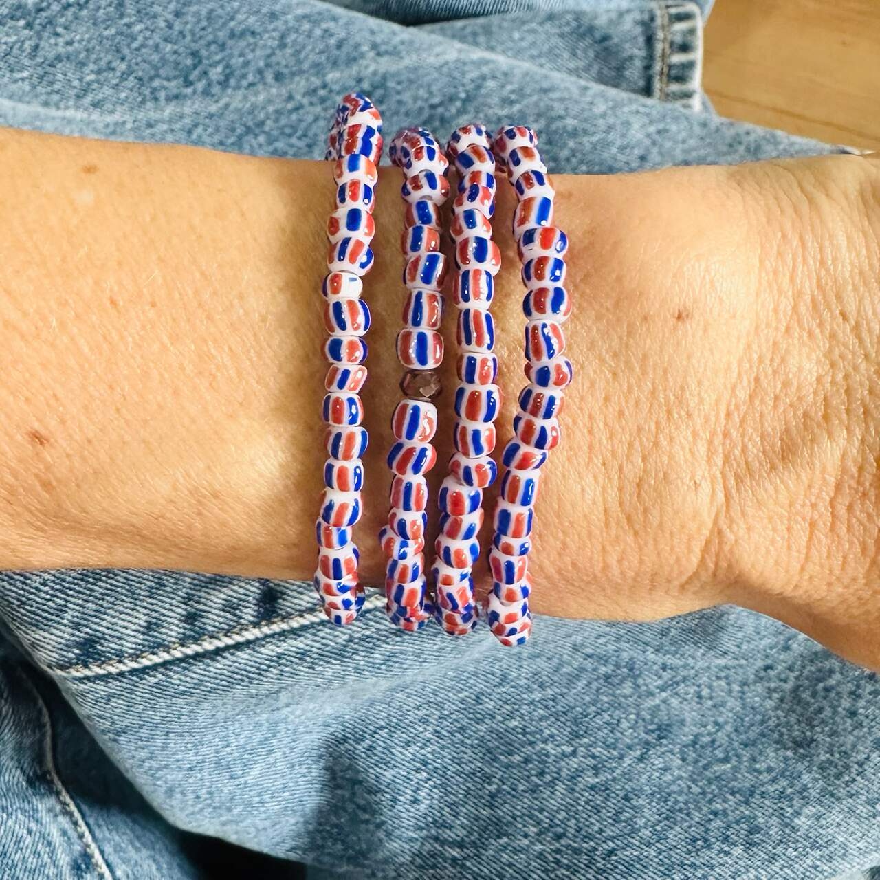 pulseira beads vermelho e branco