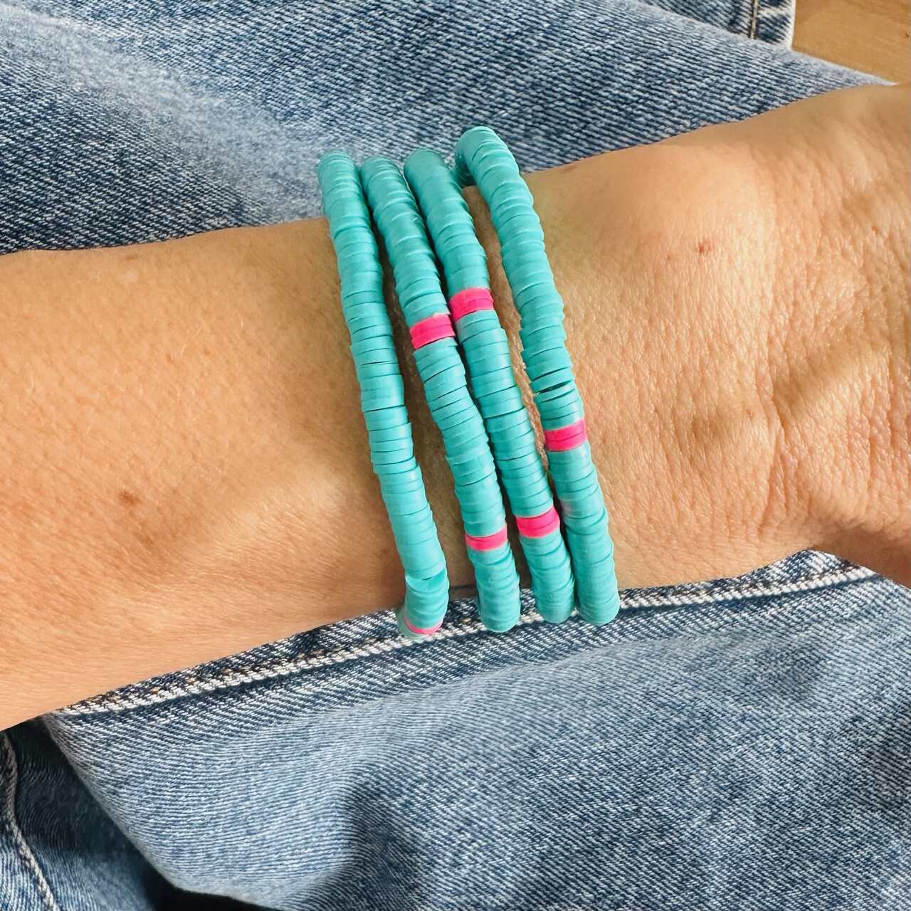 pulseira beads vermelho e branco