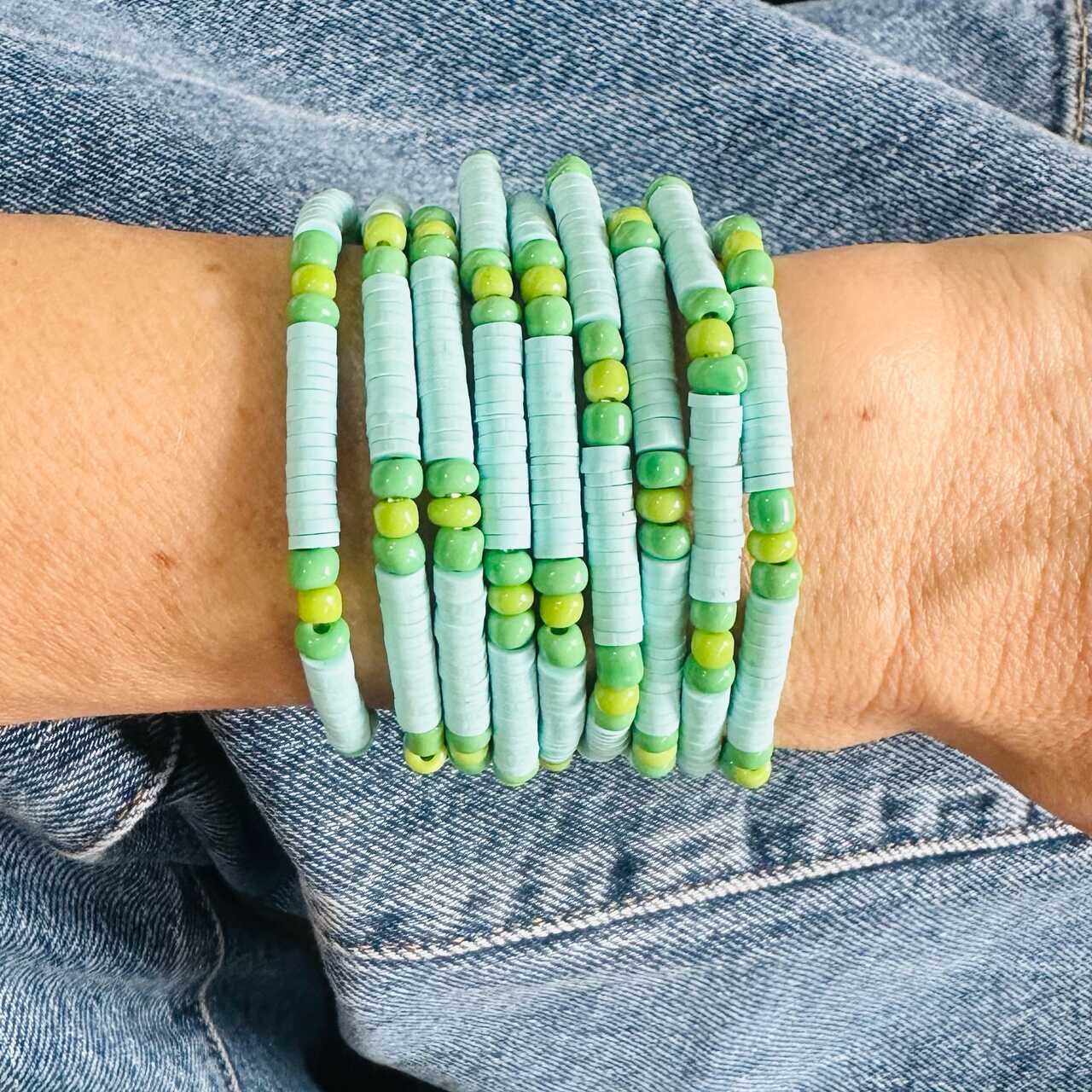 pulseira beads vermelho e branco