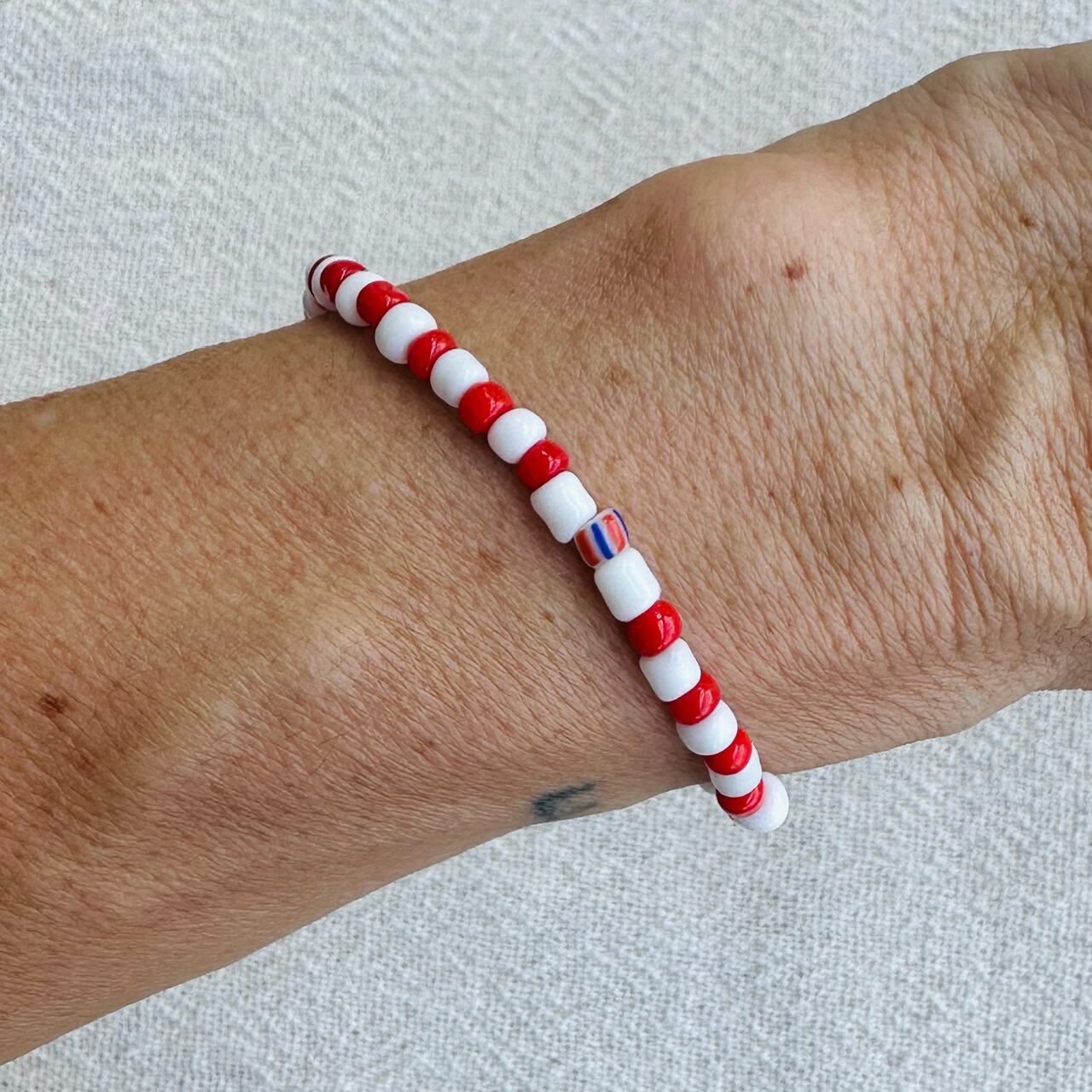 pulseira beads vermelho e branco