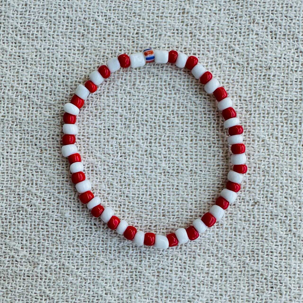 pulseira beads vermelho e branco