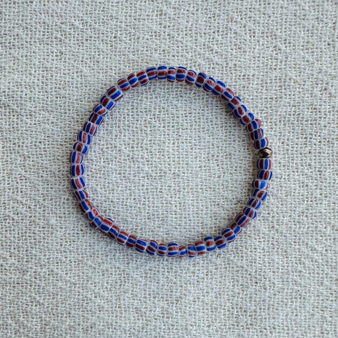 pulseira beads vermelho e branco