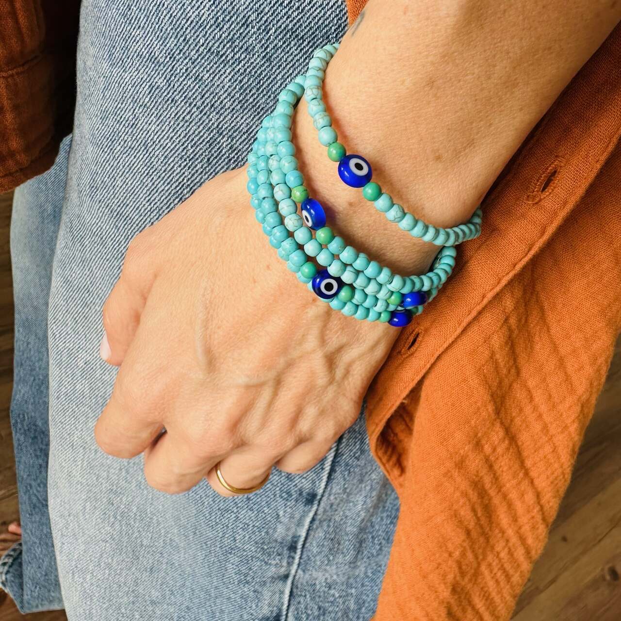 pulseira beads vermelho e branco