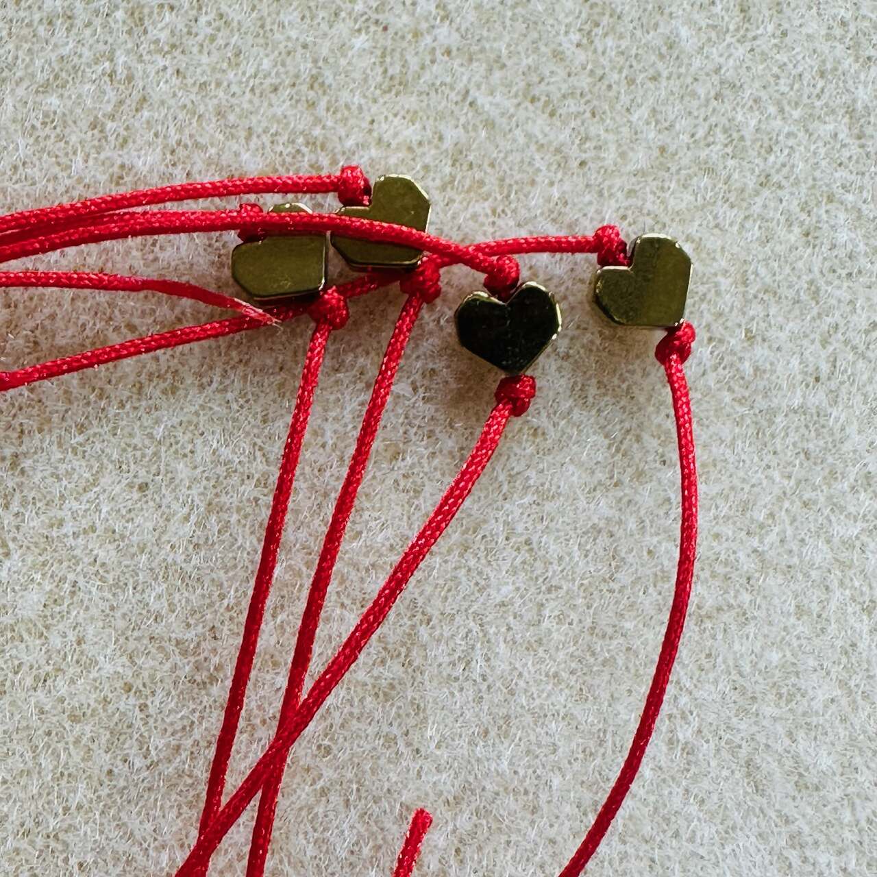 pulseira beads vermelho e branco