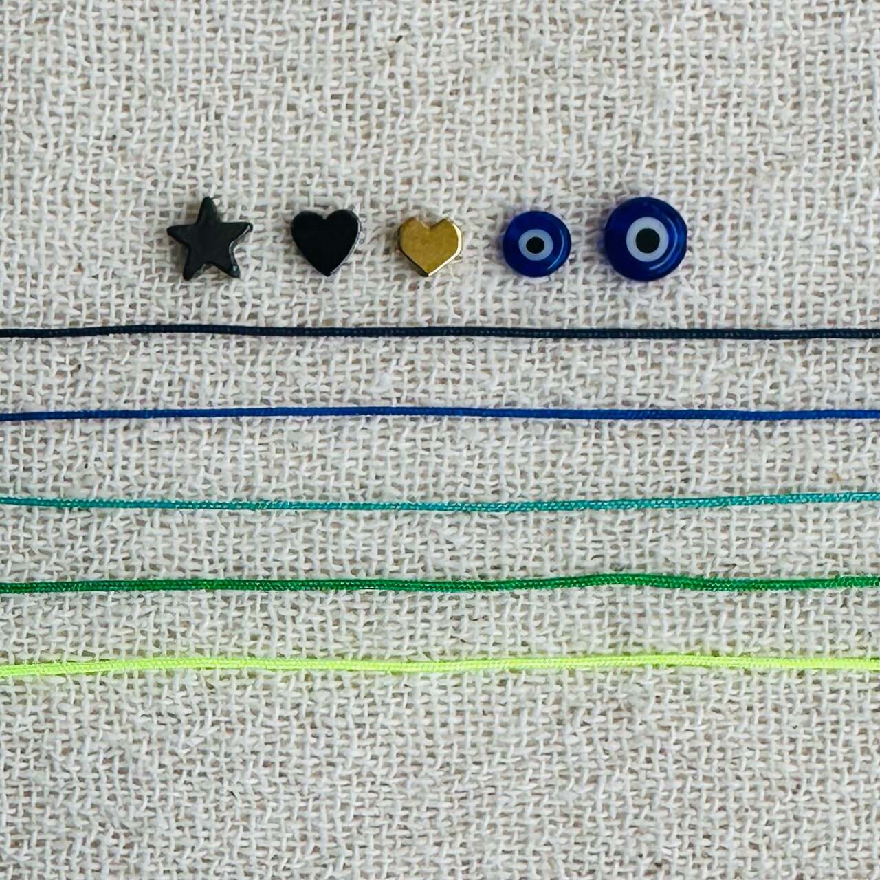 pulseira beads vermelho e branco